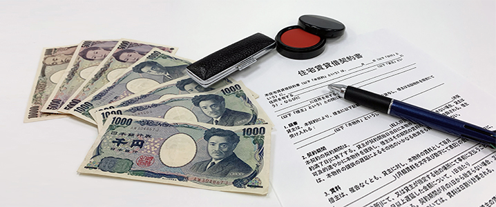 賃貸借契約書のサンプルと紙幣・印鑑による必要な費用のイメージ